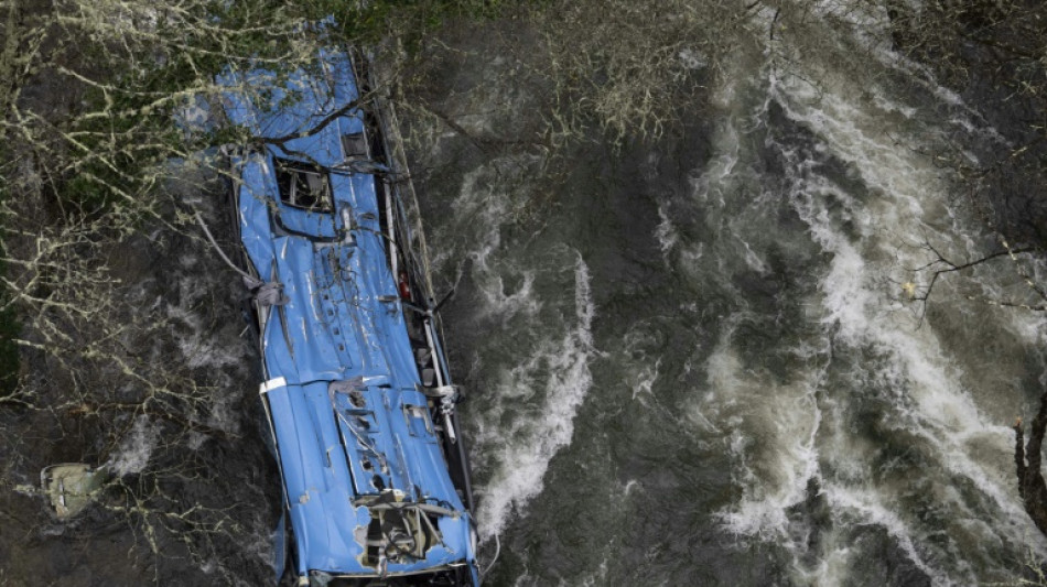 Cuatro muertos por la ca&iacute;da de un autob&uacute;s en un r&iacute;o en Espa&ntilde;a