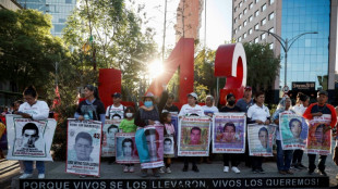 Manifestantes de Ayotzinapa derrumban la puerta del palacio presidencial en M&eacute;xico