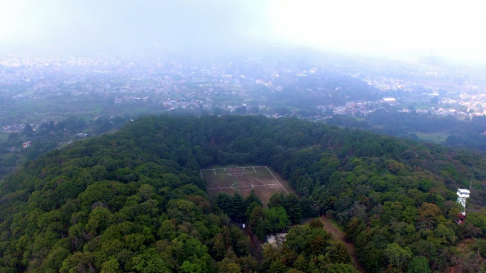 Disputan un torneo de f&uacute;tbol en el cr&aacute;ter de un volc&aacute;n inactivo de Ciudad de M&eacute;xico