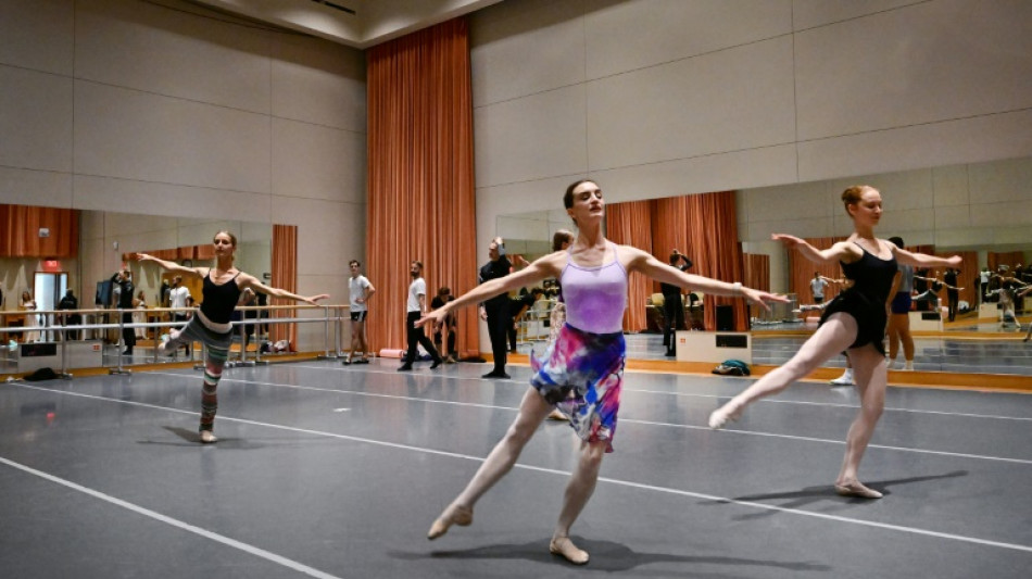 Bailarines que huyeron de Rusia por la guerra se reencuentran en EEUU para emotiva presentaci&oacute;n