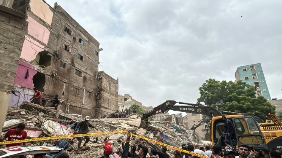 Pakistan building collapse kills 7