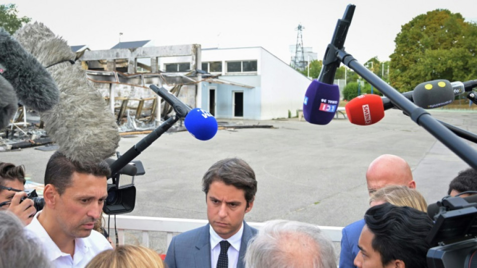 Pour son 1er d&eacute;placement, Attal se rend dans une &eacute;cole d&eacute;truite lors des &eacute;meutes