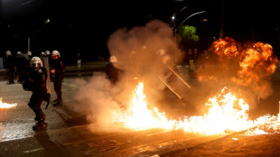 Legisladores albaneses forcejean en el Parlamento, mientras contin&uacute;an las protestas