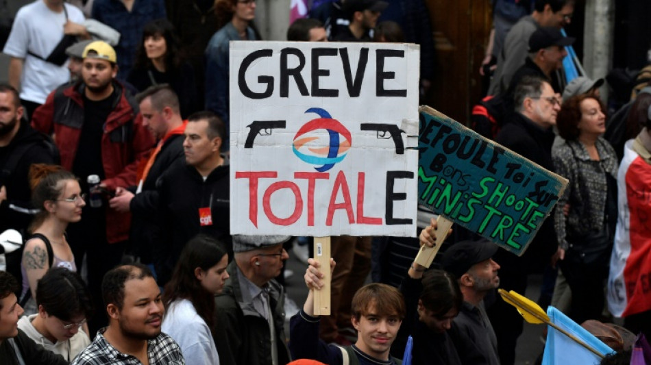 Carburants: la gr&egrave;ve s'&eacute;tend &agrave; d'autres secteurs, les syndicats dans la rue