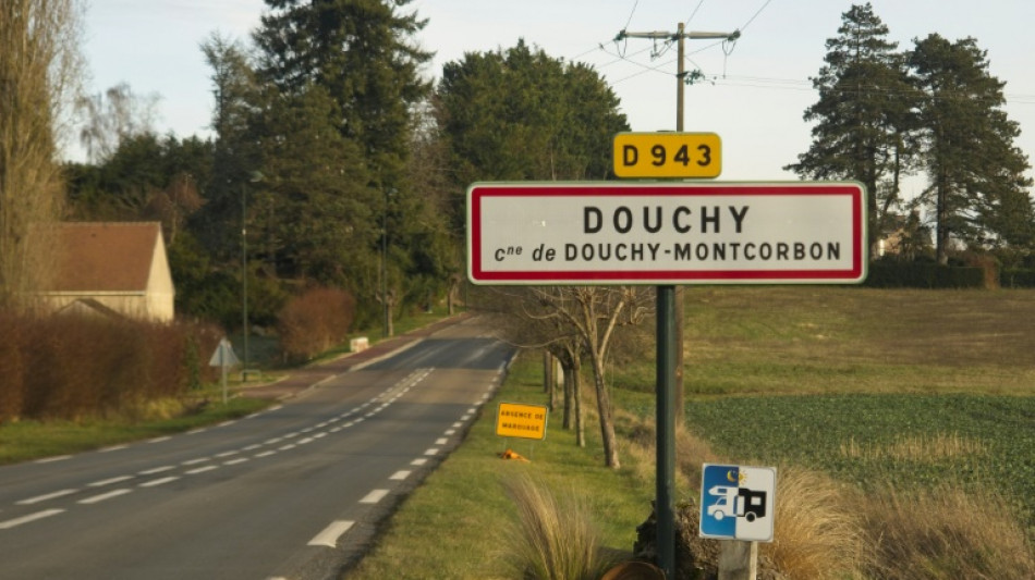 Douchy: son &eacute;glise du XIIIe si&egrave;cle, ses champs de colza et Alain Delon