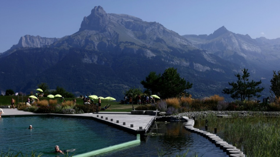 Au pied du mont Blanc, la fra&icirc;cheur d'un plan d'eau pour fuir la canicule
