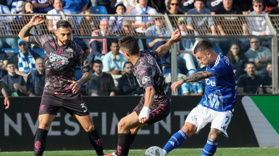 Il Milan vince a Venezia, il Como batte il Genoa ed e' salvo