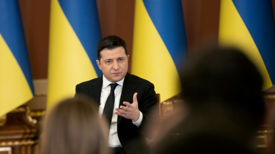 El presidente de Ucrania pide no sembrar el p&aacute;nico y Macron y Putin defienden la desescalada