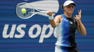 Defending champion Swiatek eases into US Open second round