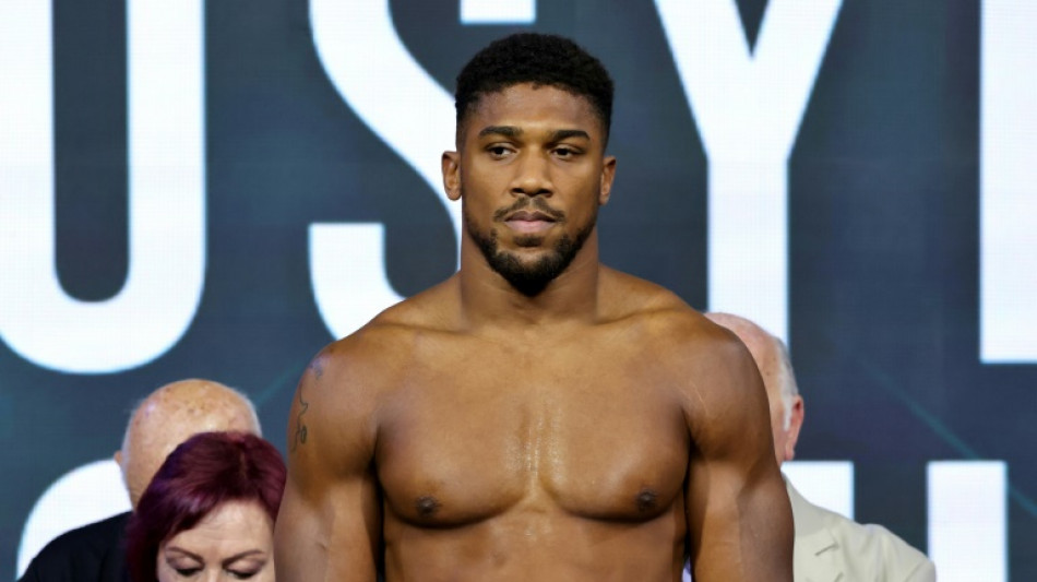 Joshua overcomes jeers to stop stand-in opponent Helenius 