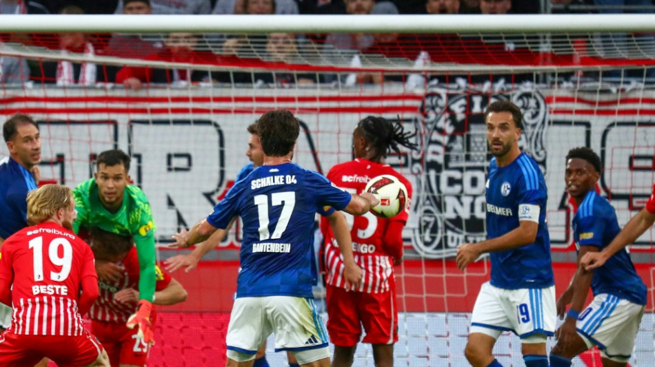 In Unterzahl: Freiburg springt an die Tabellenspitze