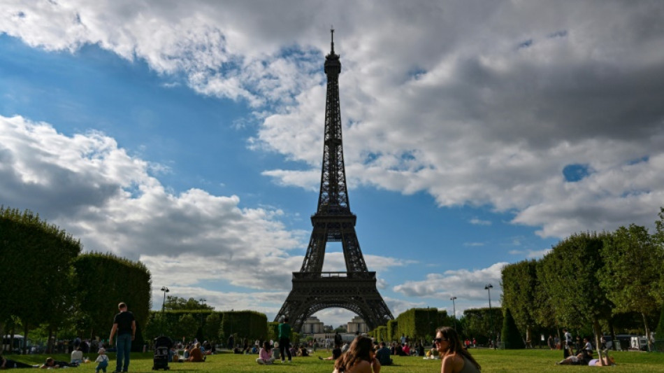 Polic&iacute;a evac&uacute;a la Torre Eiffel por amenaza de bomba