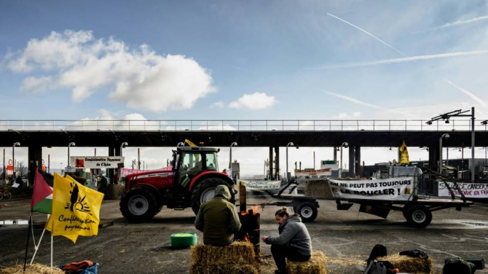 &Uacute;ltimos bloqueios de estradas feitos pelos agricultores na Fran&ccedil;a s&atilde;o retirados