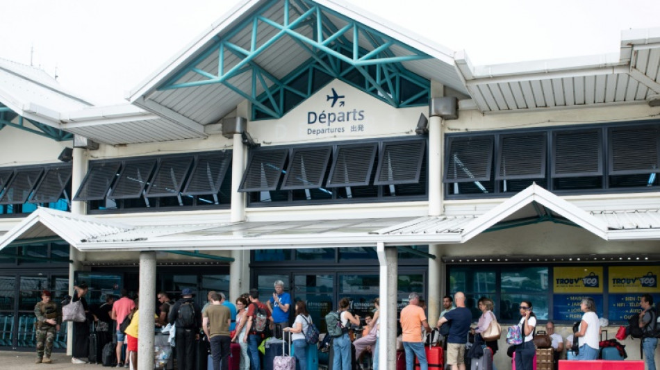 Nueva Caledonia reabrir&aacute; el aeropuerto y reducir&aacute; el toque de queda