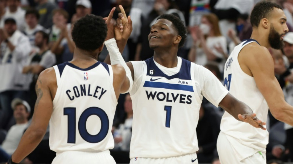Timberwolves hold off Nuggets to stay alive, Warriors edge Kings