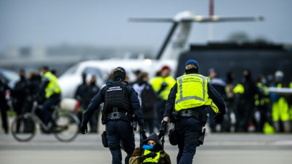 Klima-Aktivisten blockieren Amsterdamer Flughafen Schiphol