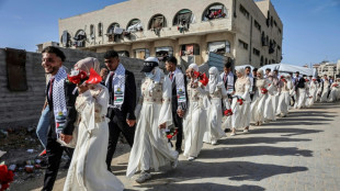 Boda colectiva en una Gaza en ruinas, un festejo para "seguir viviendo"