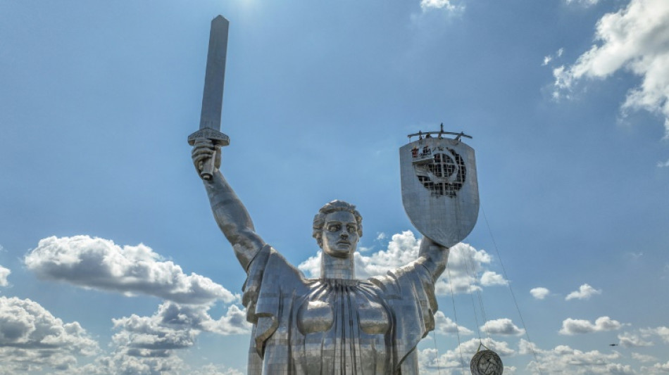 Foice e martelo s&atilde;o retirados de est&aacute;tua em Kiev