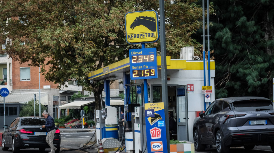 Prezzo del petrolio in calo, Wti scambiato a 94,33 dollari