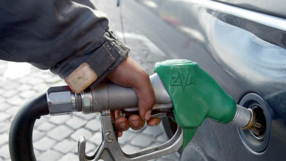 Prezzi carburanti in calo, benzina self service a 1,754 euro