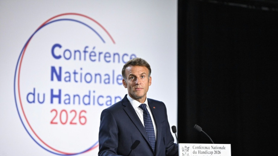 Macron trace une feuille de route pour le handicap, les associations d&eacute;&ccedil;ues