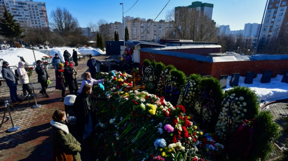 Un manto de flores cubre la tumba del opositor ruso Navalni en Mosc&uacute;