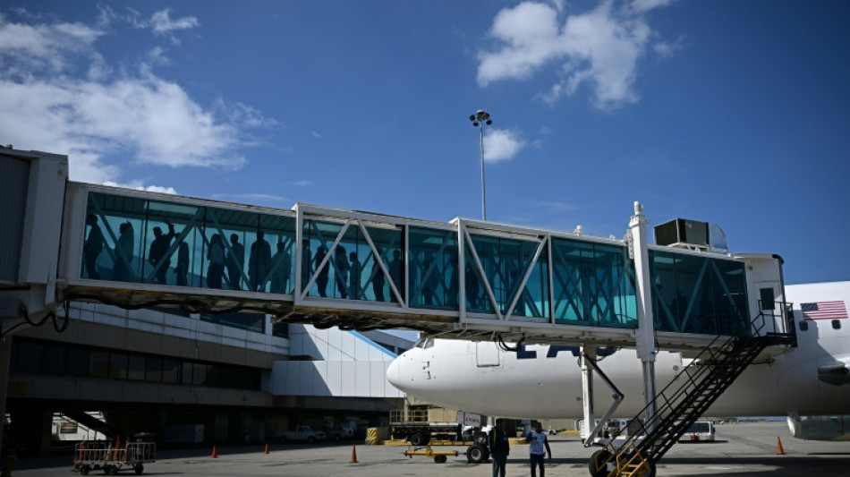 Llega a Venezuela un primer vuelo con migrantes deportados desde EEUU tras la ca&iacute;da de Maduro