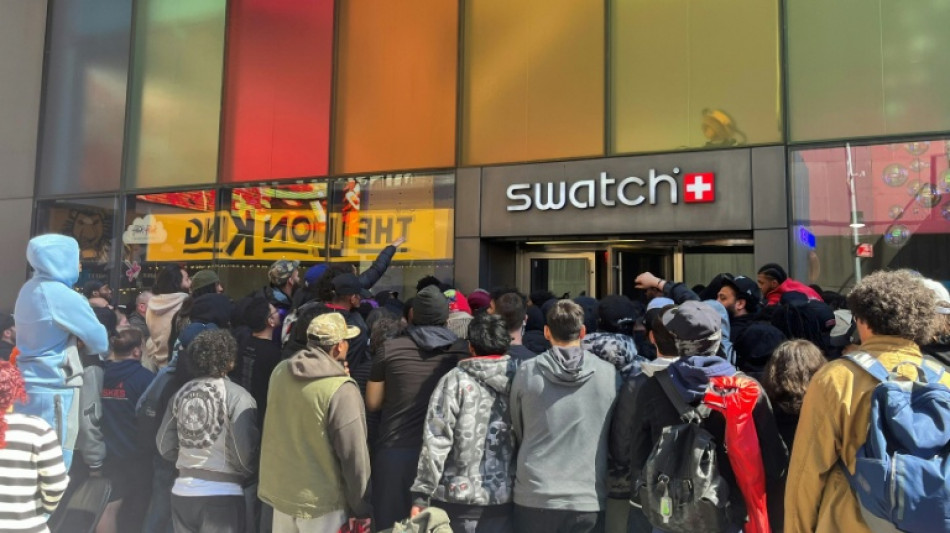 Venda de rel&oacute;gios Swatch-Audemars Piguet gera caos em NY e na Europa