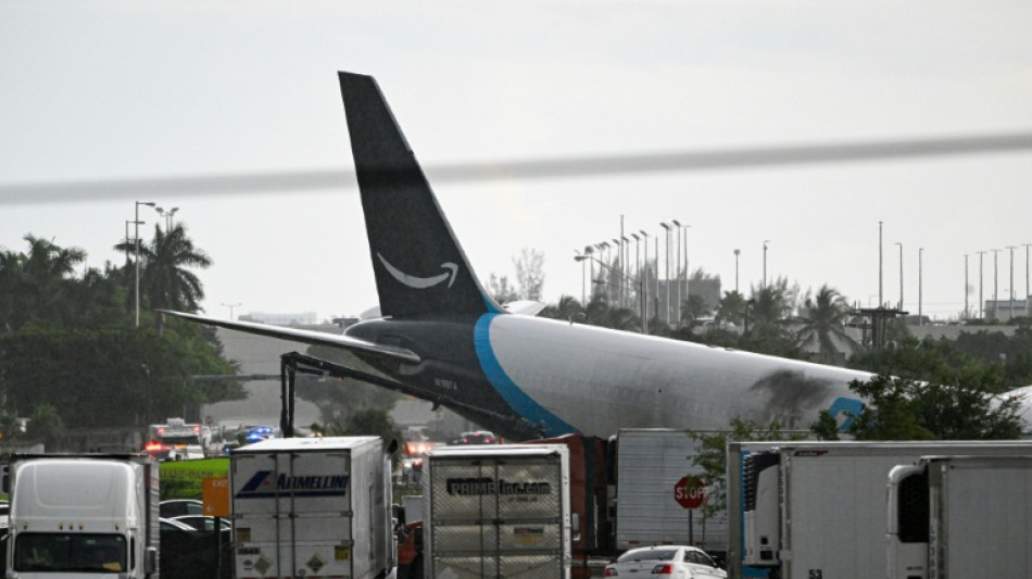 Miami: Amazon-Frachtflugzeug schie&szlig;t &uuml;ber Landebahn hinaus und rammt Fahrzeuge