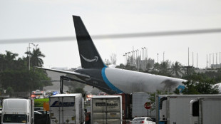 Miami: Amazon-Frachtflugzeug schie&szlig;t &uuml;ber Landebahn hinaus und rammt Fahrzeuge