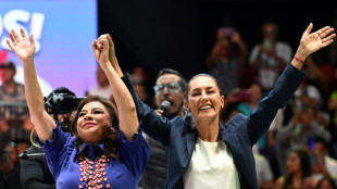 La izquierdista Clara Brugada celebra la victoria en la alcald&iacute;a de Ciudad de M&eacute;xico con Sheinbaum