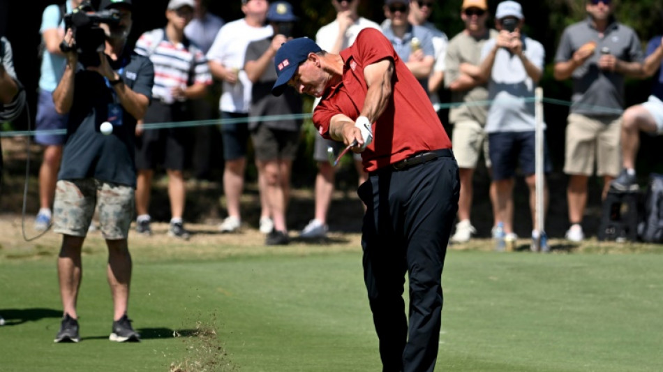 Scott joint leader as Smith dodges cut in Australian Open