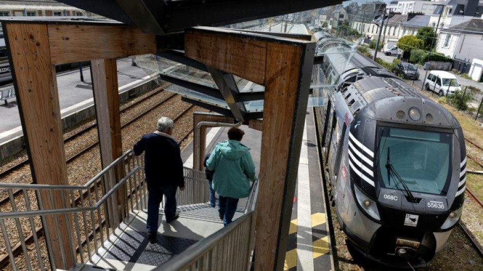 SNCF: gr&egrave;ve des cheminots contre la filialisation, les quais de gare d&eacute;sert&eacute;s