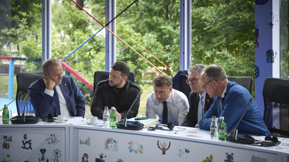 Media, telefonata urgente Starmer-Macron-Merz con Zelensky