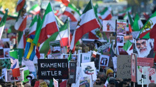 Dutzende versammeln sich zum Ende der Trauerzeit am Grab von Mahsa Amini im Iran