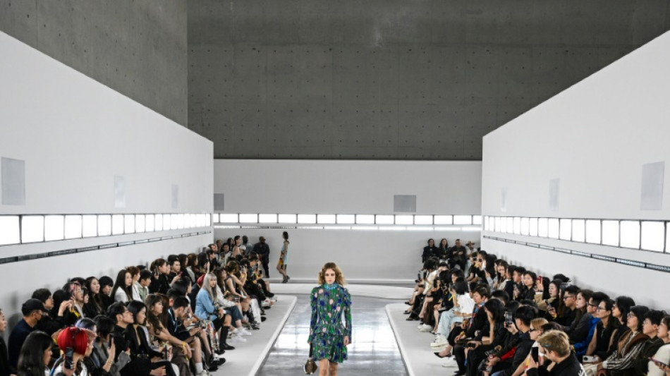 Dans une &eacute;conomie morose, le luxe fait les yeux doux aux clients chinois