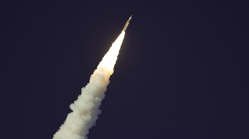 Artemis II lascia l'orbita terrestre, diretta verso la Luna