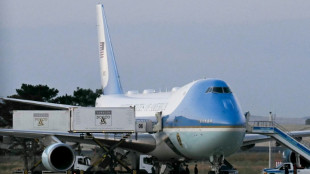 L'exfiltration d'avion inou&iuml;e de Trump fait d&eacute;bat