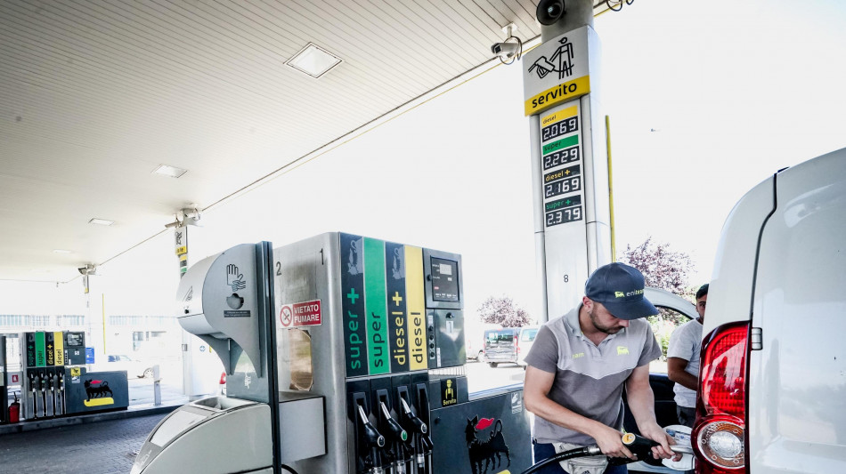 Verde al self è a 1,719 euro al litro, in calo gasolio