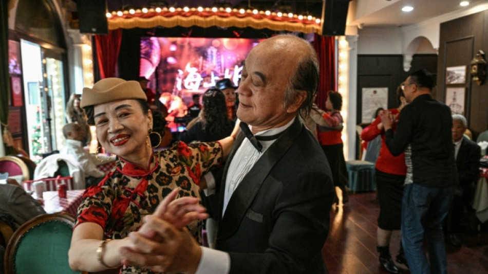 Shanghai's elderly waltz back to the past at lunchtime dance halls
