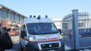 Incidente lavoro, due operai cadono da tetto, uno &egrave; morto