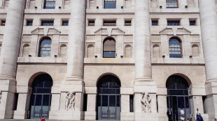 Borsa: Milano dimezza il calo (-0,35%), bene Stellantis, giù Stm