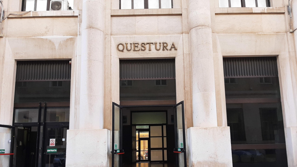 Aggredisce l'ex moglie sul posto di lavoro e tenta di darle fuoco