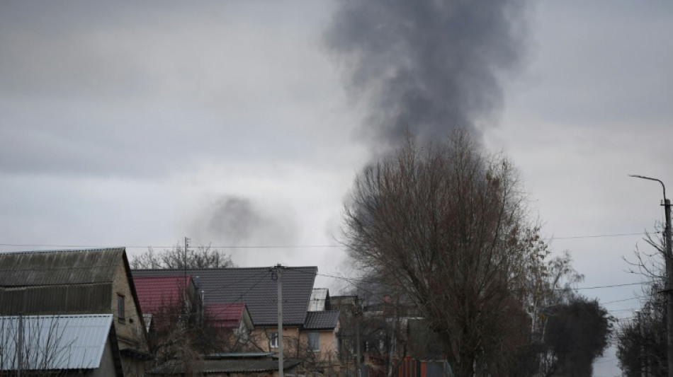 Aux portes de Kiev, les forces russes tombent du ciel et prennent un a&eacute;roport militaire