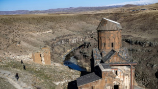 Sur les ruines de l'ancienne cit&eacute; d'Ani, pont entre Turcs et Arm&eacute;niens
