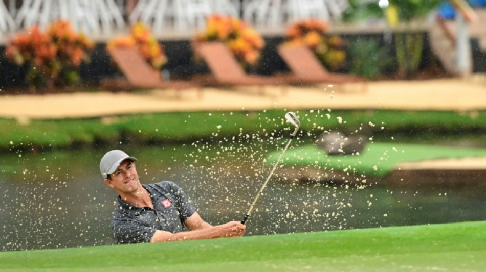 Scott boosts playoff push, grabs early Wyndham lead