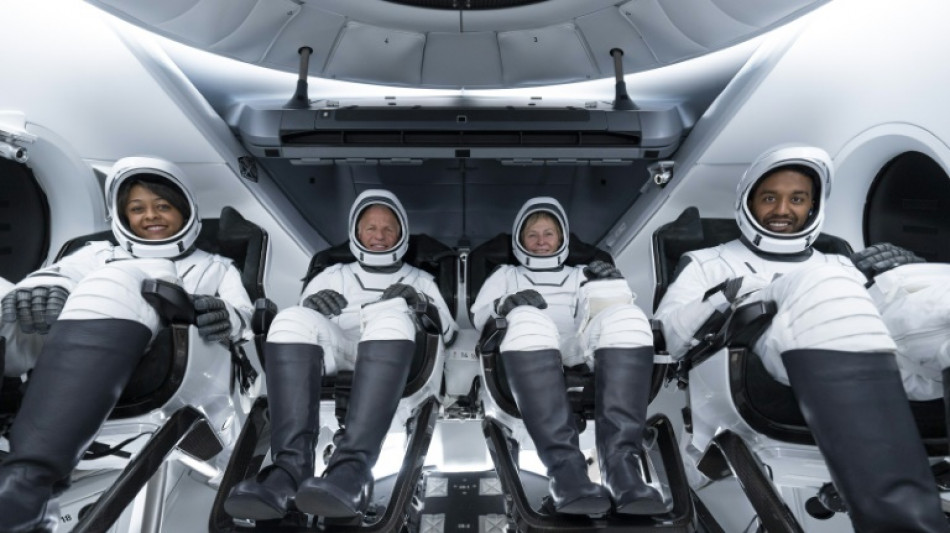 Deux Saoudiens, dont une femme, s'appr&ecirc;tent &agrave; d&eacute;coller vers l'ISS