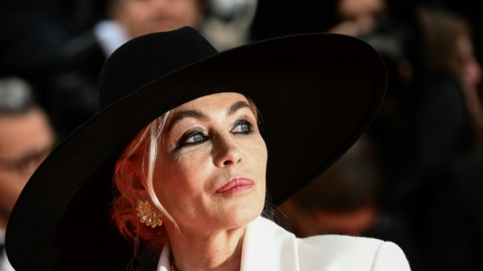 Emmanuelle B&eacute;art r&eacute;v&egrave;le dans un documentaire avoir &eacute;t&eacute; victime d'inceste