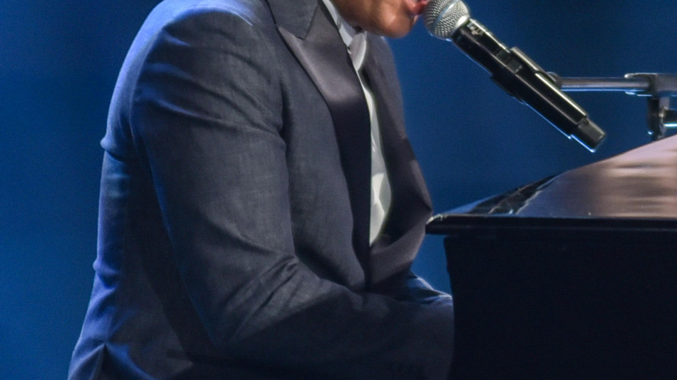 Malore per Gabbani mentre canta, concerto interrotto a Letojanni