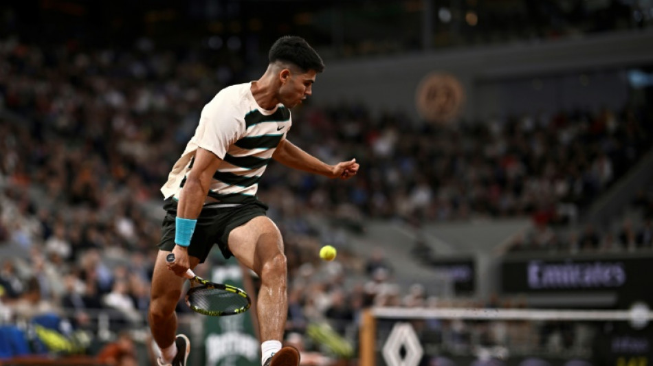 Alcaraz overcomes blip to reach French Open third round